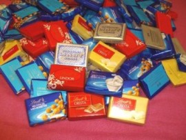 LINDT ASSORTED NAPOLITAINS SWISS CHOCOLATE SQUARES 850G